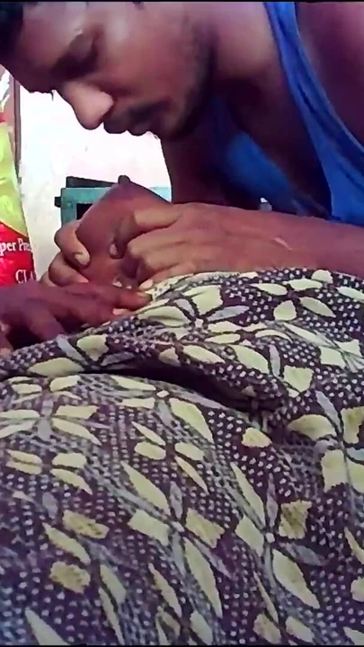 Захватывающий момент из "Индийская деревенская жена дома целуются с сексуальными сиськами"