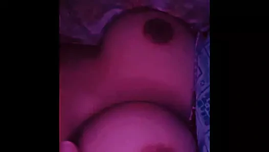 Kız arkadaşımın bana gönderdiği videoların derlemesi ve sonunda çok zengin sikişiyor