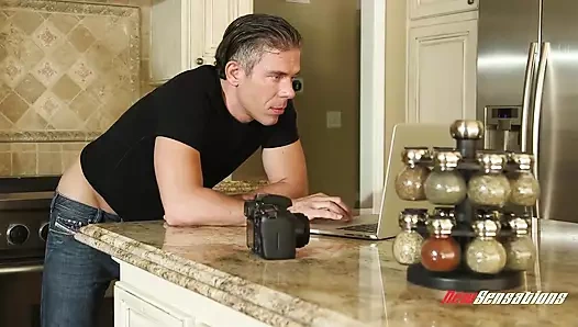 Çarpıcı model Stevie Foxx emiyor ve sikişiyor