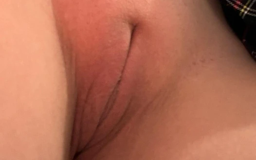 Sıkı genç kız iki dildoyla oynuyor