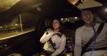 Balade en voiture nocturne avec une bonne suceuse