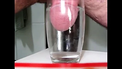 Bir bardak su içinde uzun ve kalın cumrope