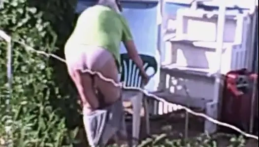 Sikmek istediğim nine bahçede kısa ama tatlı bir şekilde soyunuyor