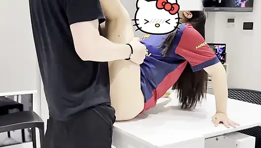 Jersey'deki Asyalı futbol kızı yakalandı ve döllendi