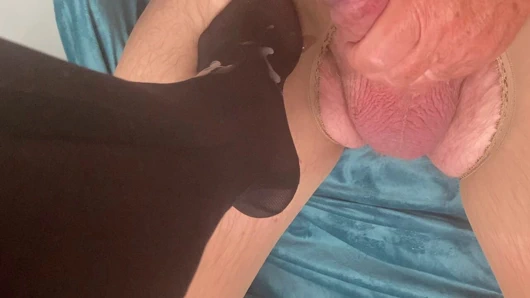 Bayan olgun ayaklar arkadaşının ayaklarını kapatmasına izin veriyor