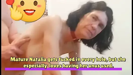 Olgun bir itaatkar olan Natalia La Sumisa, müşterilere hizmet ettikten sonra biniliyor. Sapık bir İspanyol götüne yarak alıyor.