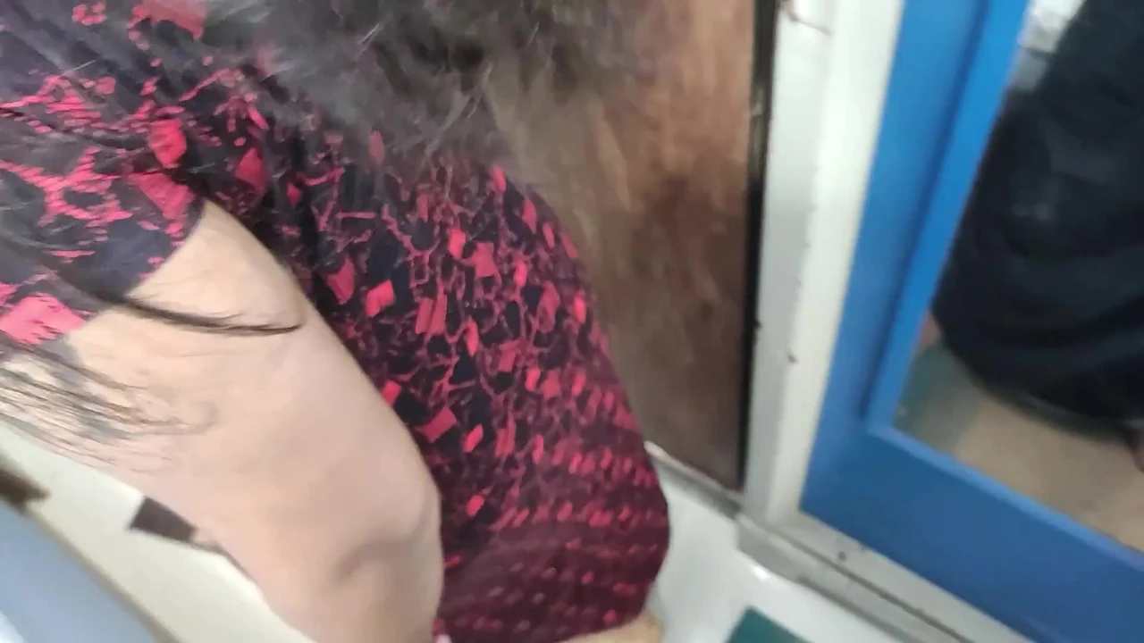 मल्लू हॉट पत्नी सौतेले भाई के साथ सेक्स करती है जबकि उसका पति घर पर नहीं है, मल्लू सौतेला भाई सौतेली बहन को बहकाता है और चोदता है