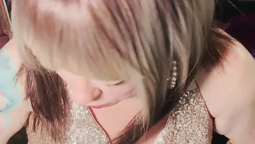 Glam Tina Snua saten eldivenlerle 2 sigara ucuyla oral seks yapıyor - sürüklenen dumanı snap inhales omi ome duman halkaları