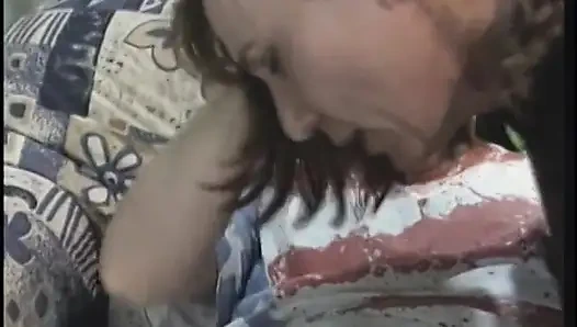 Azgın yaşlı sürtük amını yarakla doldururken yarak emiyor - yaşlı porno