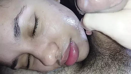 Kaltağın yüzüne boşalıyor ve onu dölle bırakıyor