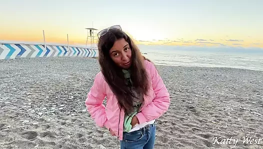 Sahilde bir kızı aldı ve beni duşta seks yapmaya davet etti