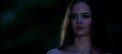 Eva Green montre ses beaux seins dans camelot