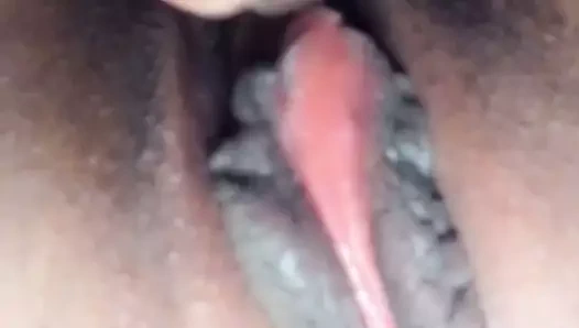 Sürtünme benim ıslak kedi deliği ve klitoris