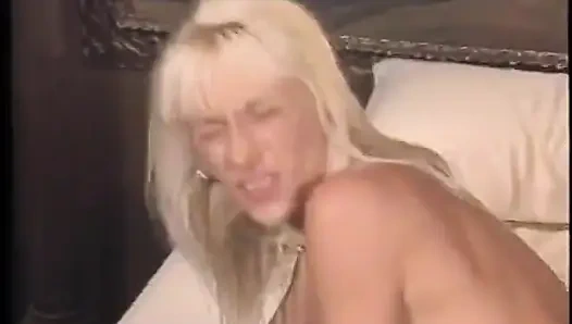 Azgın sarışın büyük bir yarak içine girerken inliyor