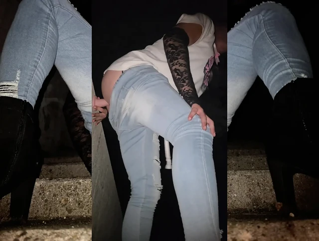 Kadın kılıklı fahişe dildoyla yolda