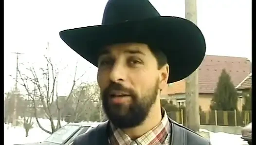 Sarışın genç kız götü sikilmeden önce büyük yarak emiyor