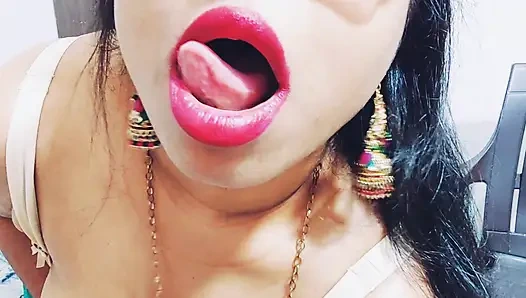 Üvey anne ateşli gecede sert sikiş için üvey oğlunu baştan çıkarıyor