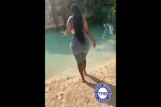 Sahilde kalın siyah kız