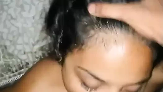 Genç kız ilk kez üvey babasının sikini emiyor