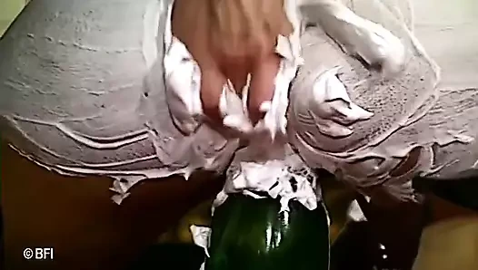 Çarpıcı orta yaşlı seksi kadın champaign şişesini kremlenmiş amına sokuyor