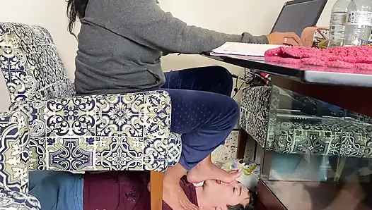 Tanrıça Kiffa'nın kullanmak için gerçek hayat köleleri var