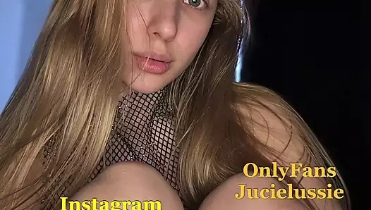 Büyük dildo ile yakın çekim amcığı sikiyor