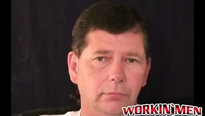 Olgun adam içten konuşmadan sonra şiddetle mastürbasyon yapıyor