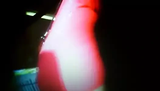 Kırmızı gömlekli büyük memeler