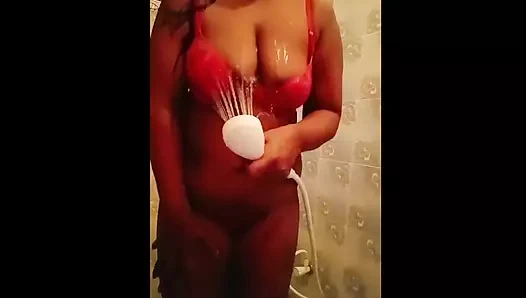 Azgın teyze sadece sutyen ve külot giyerek banyo yaparken hayranlarıyla görüntülü sohbet yapar