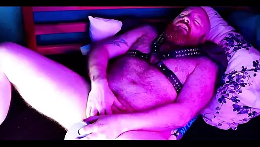 Ftm canavar bir dildoyla kendini sikiyor