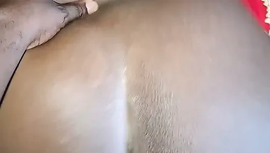 Joss'un büyük kalçalarına sürttüm.