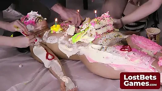 Doğum günü pastası içindeki doğum günü kızı striptiz oyunu