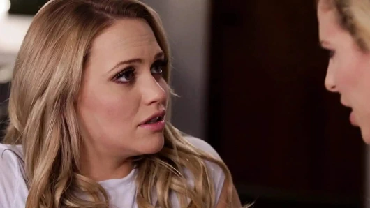 Annenin kızı - muhteşem bebek mia Malkova yığılmış milf cherie deville ile yoğun makaslama var