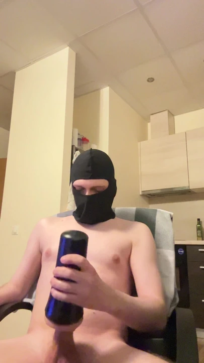 En sevdiğim seks oyuncağını kullanıyorum ve bir kaltak gibi inliyor