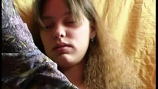 Sevimli genç kız büyük ve sert yarağı memnun ediyor