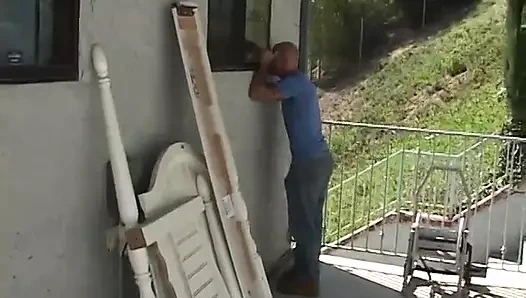 Büyük memeli sürtük bir delikanlının büyük yarağını tatmin ediyor