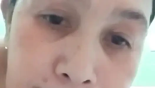 Merhaba oğlanlar beni sikiyor veya ıslak ve sıkı amcığıma sokmak için büyük yarağını gönder