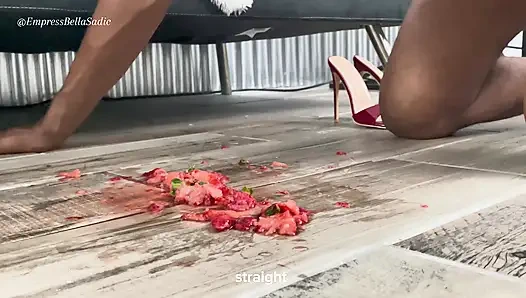 Köle yere basılmış tatlıyı yiyor