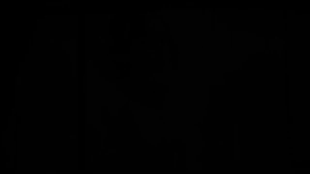 Yağmur altında sevimli üstsüz Japon kızlar