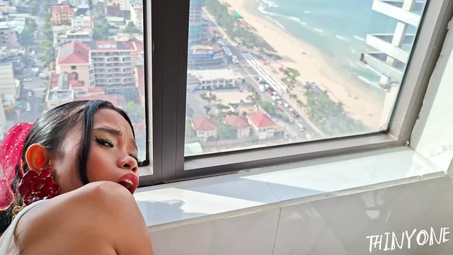 Я показала свою киску всем в городе, прежде чем получила огромную порцию спермы на мою задницу