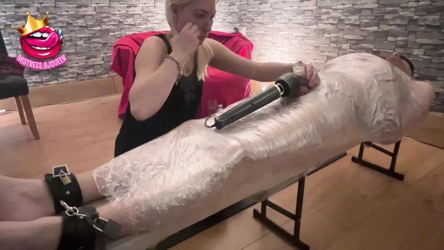 Kadın egemenliği sahibe yarak kafesinde vibratörle bekaret kemerini bağlı bırakıyor