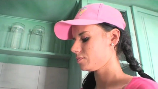 Yeğeninin üvey amcasının sevdiği çok kıllı bir amcığı var