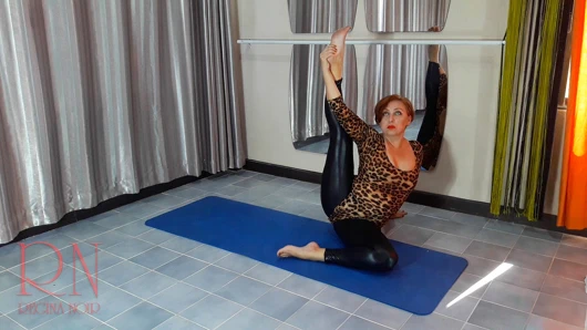 Regina noir. seksi mayoları ve lateks tozluklar içinde yoga, spor salonunda yoga yapıyor. 1