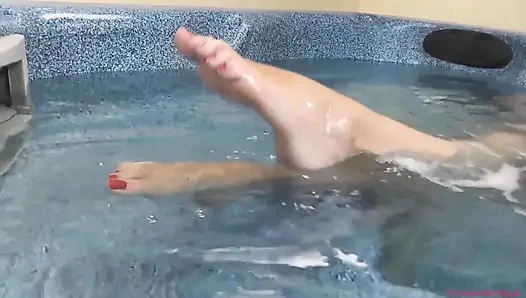 Danielle Maye ayakla azdırıyor