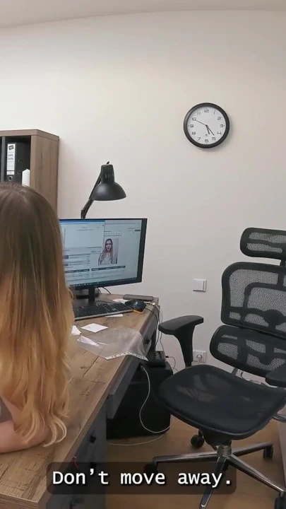 LOAN4K. Düzgün bir sakso çektikten sonra kredisini aldı ve ofis masasında sikişiyor | Klip 2