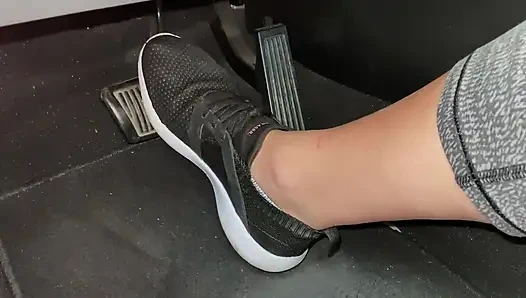 Ivys'in ayaklarıyla tenis ayakkabısı içinde pedal pompalıyor