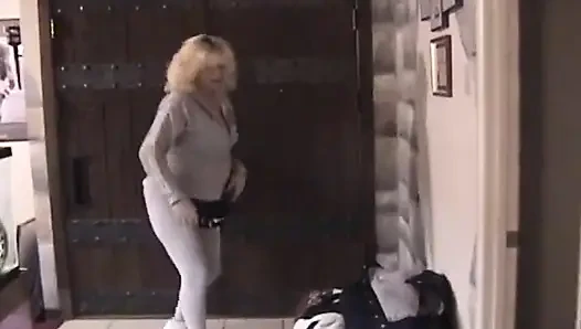 Hamile sarışın orta yaşlı seksi kadın yarak emiyor.
