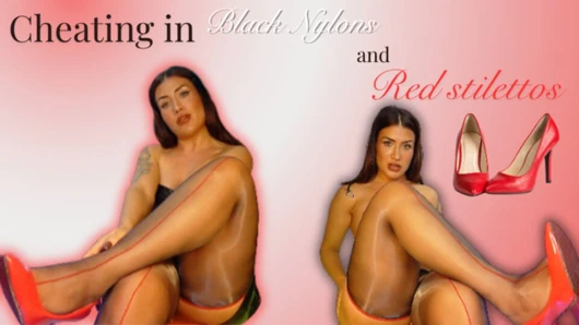 Siyah naylon çoraplı ve kırmızı stilettos içinde aldatıyor