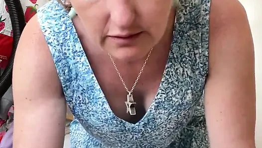 Seksi, tonlu, komşu kız yeni kıyafetler deneyen goldilocks gibi!
