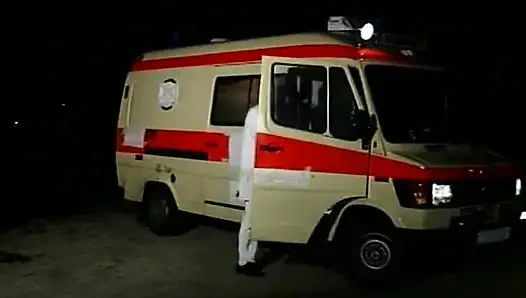 İki azgın ve edepsiz cüce fahişe büyük yarak emiyor ve sikişiyor